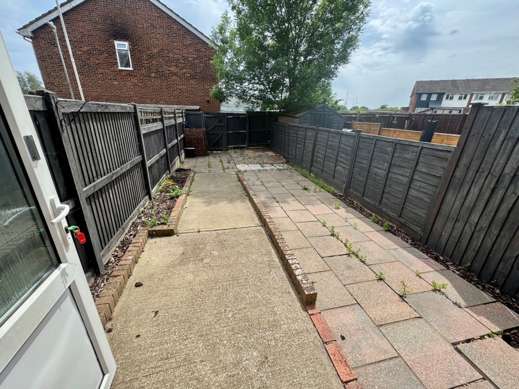 Lot: 124 - TWO-BEDROOM TERRACE HOUSE IN POPULAR LOCATION - Rear garden with pedestrian access